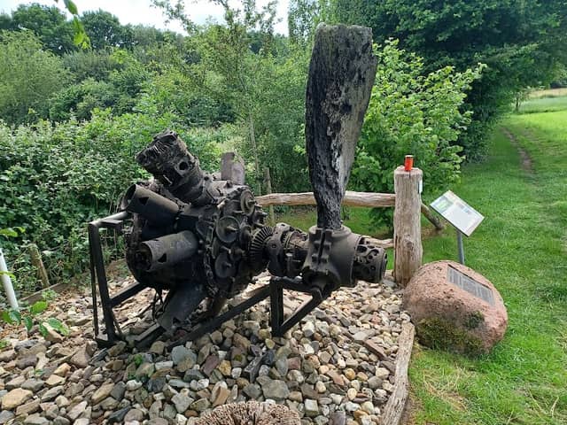 Short Stirling-monument Vliegtuigmotor - Image 1