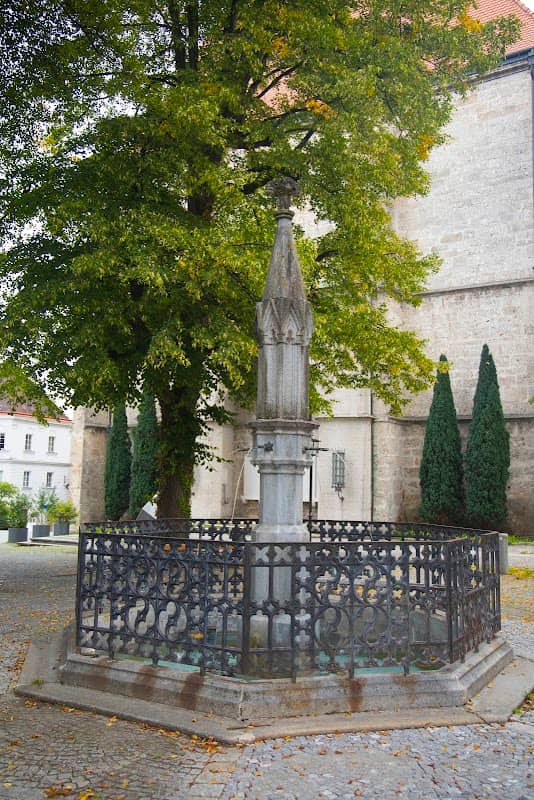Brucknerplatzbrunnen - Image 1