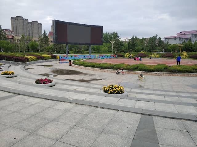 Senlinshan Square - Image 1