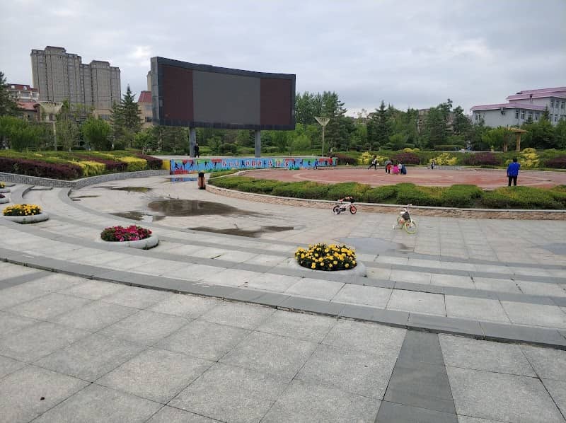 Senlinshan Square - Image 1