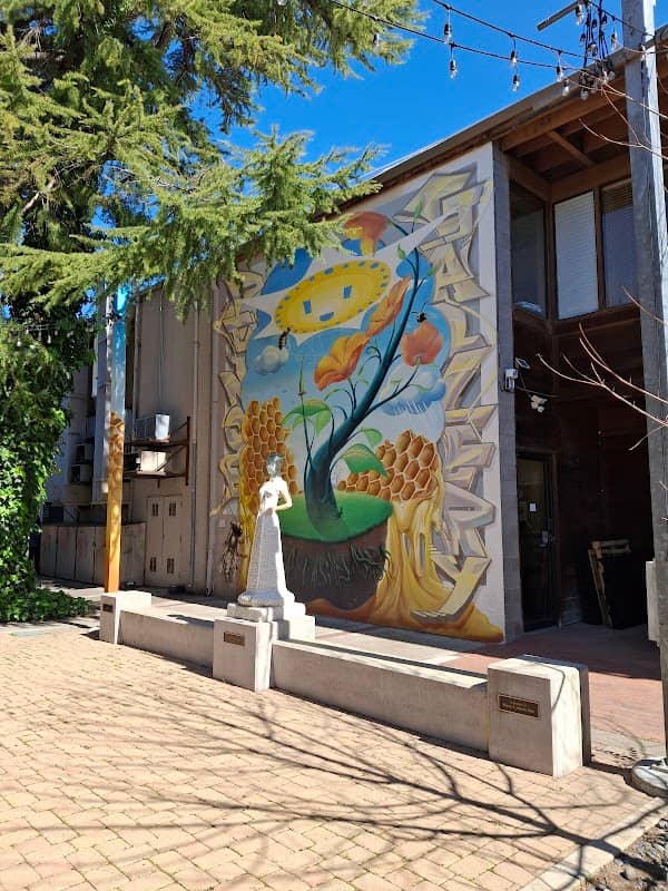 Mural alley - Image 2