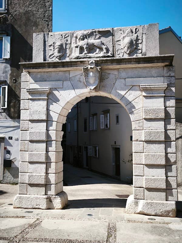 City gate - Image 1