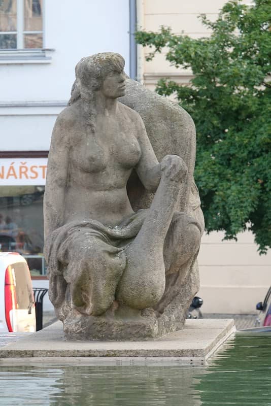 Brunnen mit Statue - Image 1