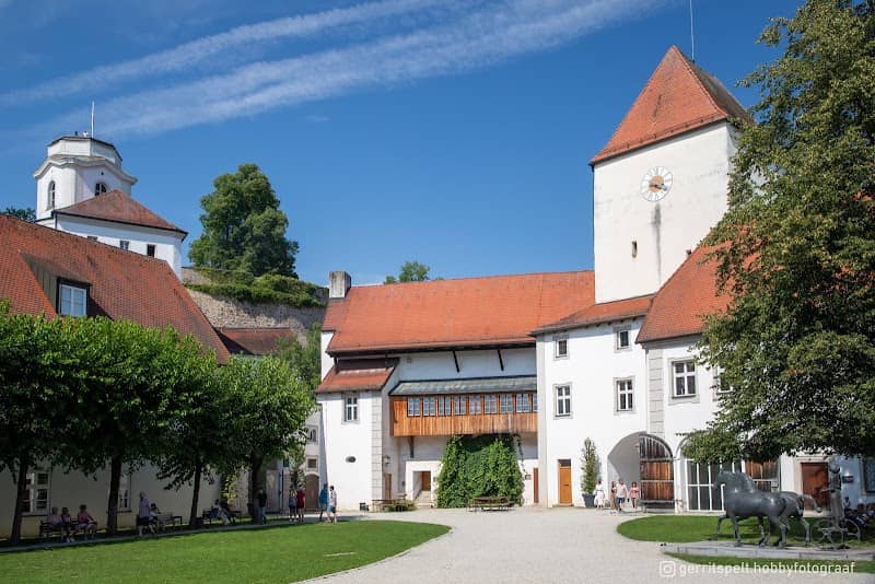 Outer courtyard - Image 1