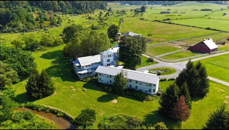 Mountain Quest Inn - Image 1