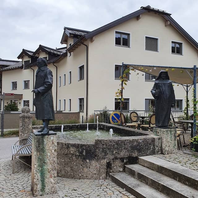 Nonne-und-Mann-mit-Sonnenbrille-Brunnen - Image 1