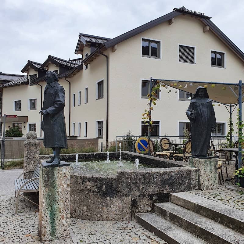 Nonne-und-Mann-mit-Sonnenbrille-Brunnen - Image 1