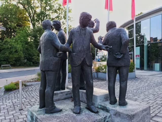 Skulptur vom Geben, Nehmen und Halten - Image 1