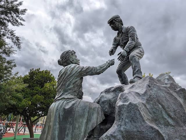 Monumento ao Emigrante - Image 1