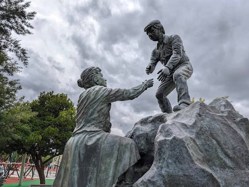 Monumento ao Emigrante - Image 1