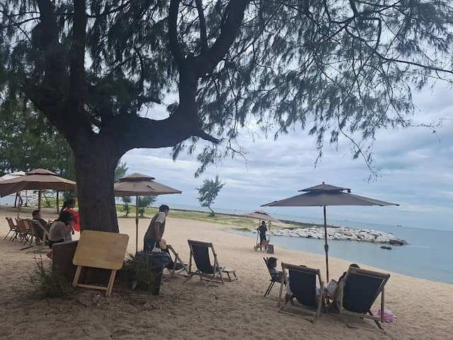 ชิงช้าชมวิวชายฝั่งหาดแหลมเจริญ - Image 1