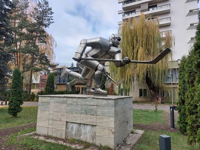 Ice Skaters Monument - Image 1