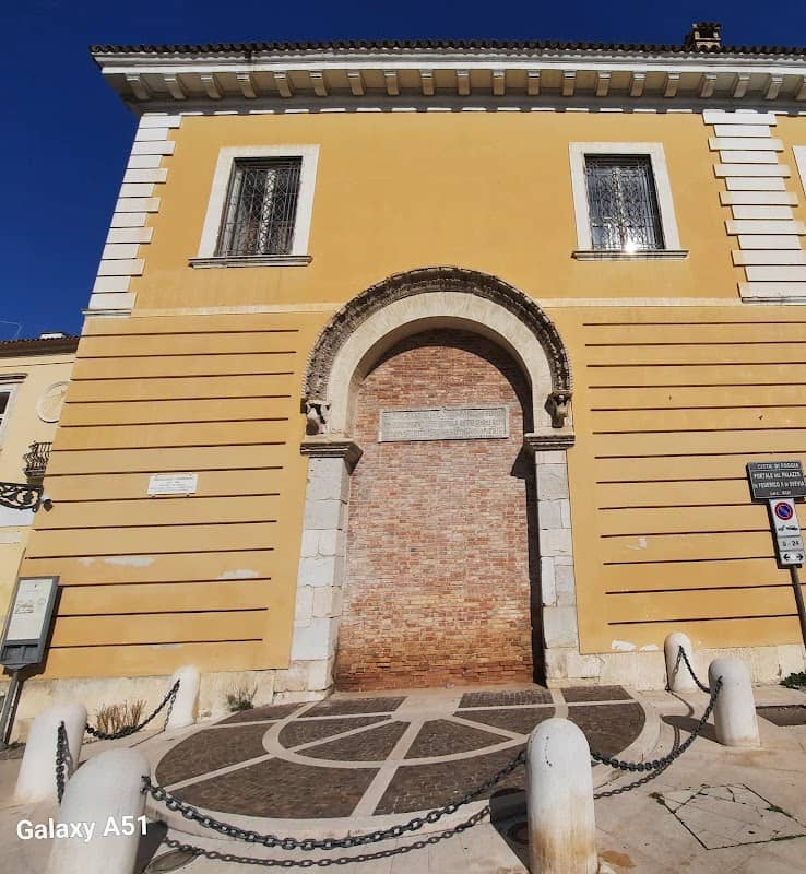 Portale del Palazzo di Federico II di Svevia - Image 1