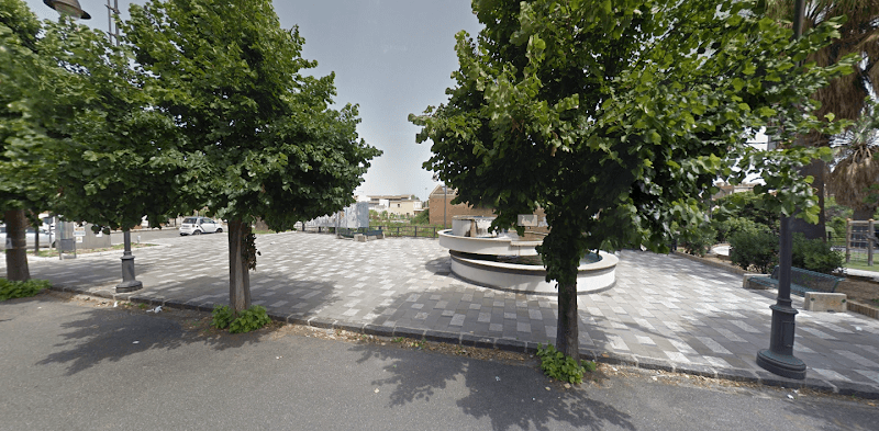 Piazza con fontana (U. La Malfa) - Image 1