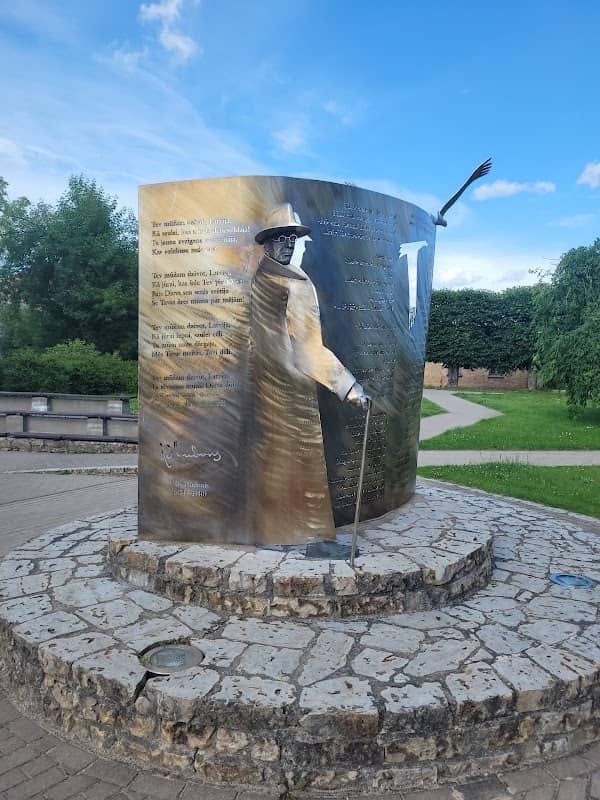 Saules dārzs, V. Plūdoņa piemineklis - Image 1