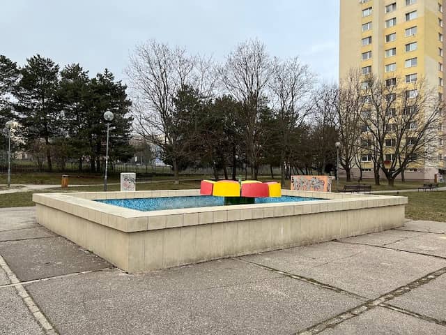 Fountain with flower sculputre - Image 1