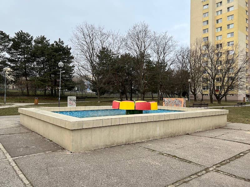 Fountain with flower sculputre - Image 1