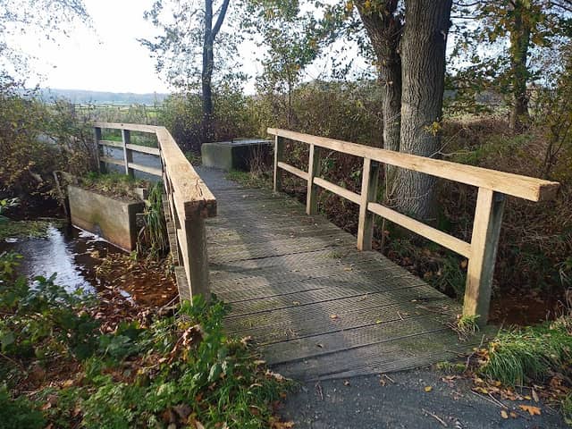 Brücke mit kleinem Pumpwerk am Holstengraben - Image 3