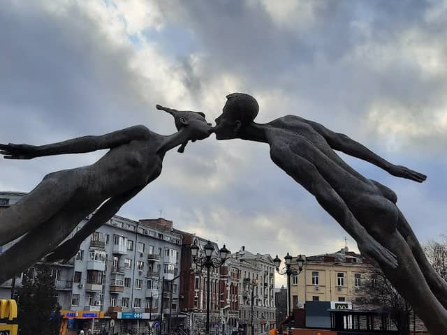 Lovebirds monument - Image 1