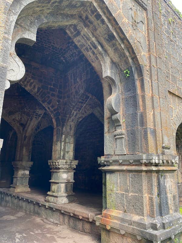 Teen Darwaja - Image 1