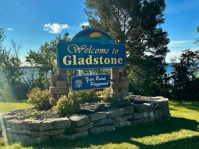 Gladstone Welcome Sign - Image 1