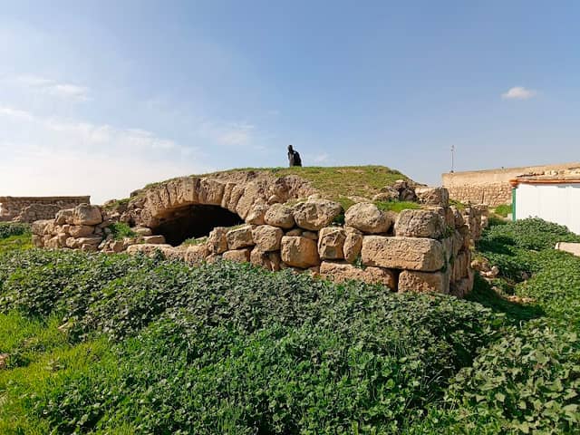 مسجد اللبن الأثري - Image 1