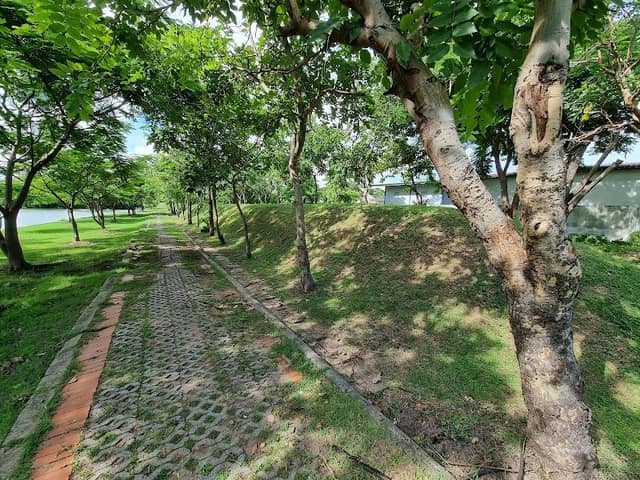 Roi Et City Wall and Moat (กำแพงเมืองและคูเมืองร้อยเอ็ด) - Image 1