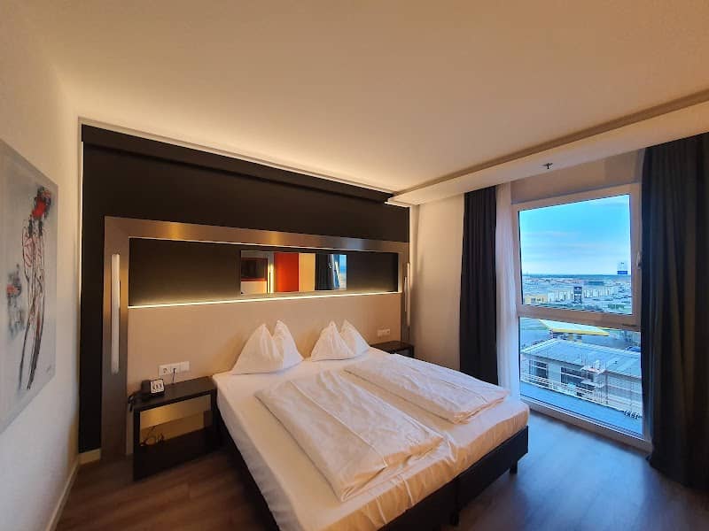 PANNONIA TOWER HOTEL - Image 2