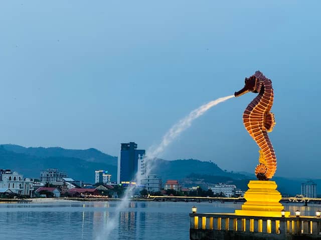 Seahorse Statue - Image 2