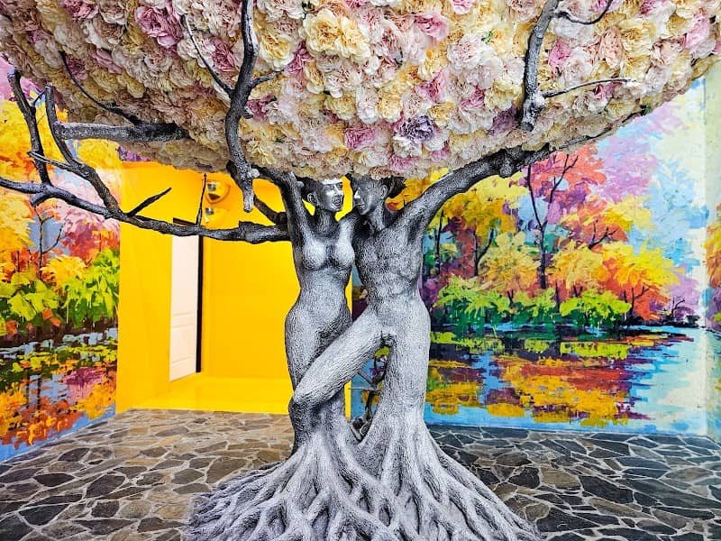 Love In Museum - Image 1