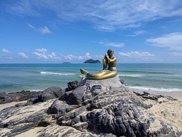 Golden Mermaid Statue - Image 1