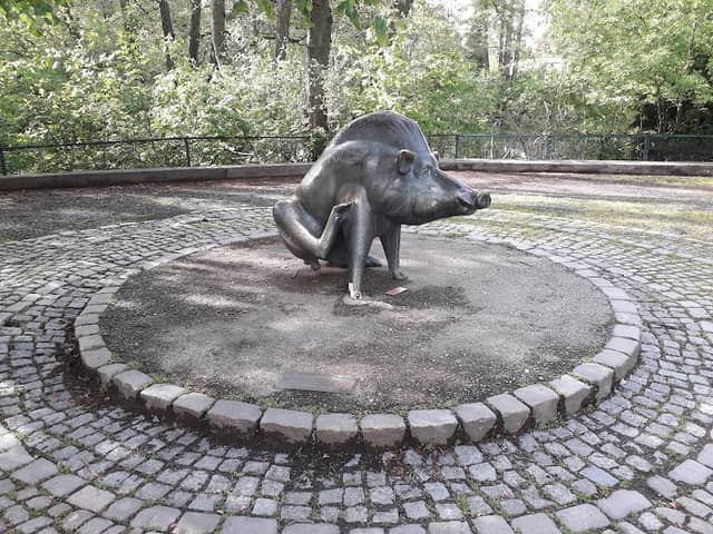 Sitzender Keiler - Image 1