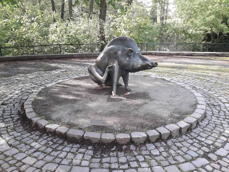 Sitzender Keiler - Image 1