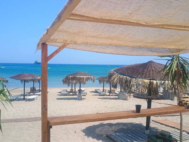 Golden Sand Beach – Sunbeds & Umbrellas - Image 1