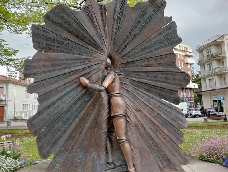 Monumento ai caduti Istituzionali "Tra il Bene e il Male". - Image 2