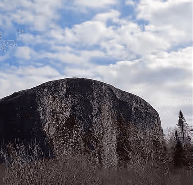 A giant stone - Image 1