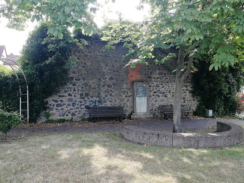 Butzbacher Stadtmauer mit Dragoner Denkmal - Image 1
