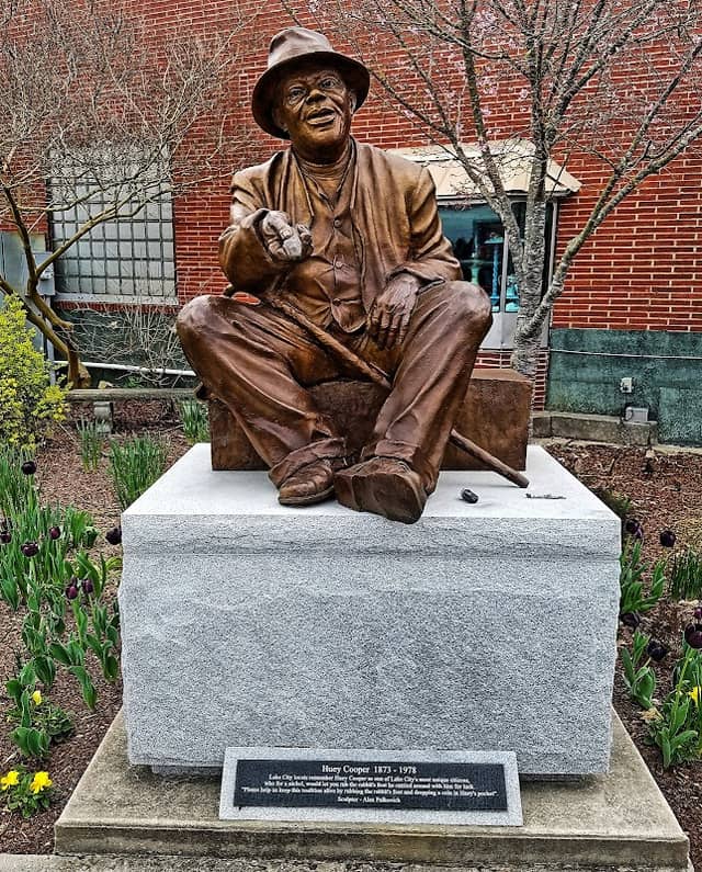 Huey Cooper Statue - Image 1
