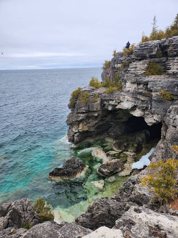 Overhanging rock - Image 1