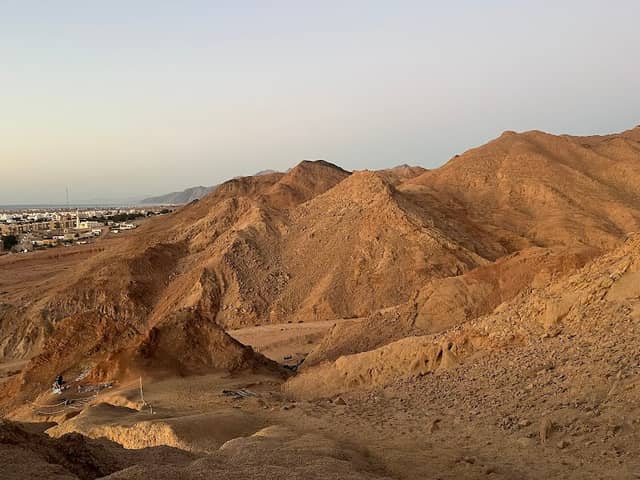Footpath to viewpoint - Image 2