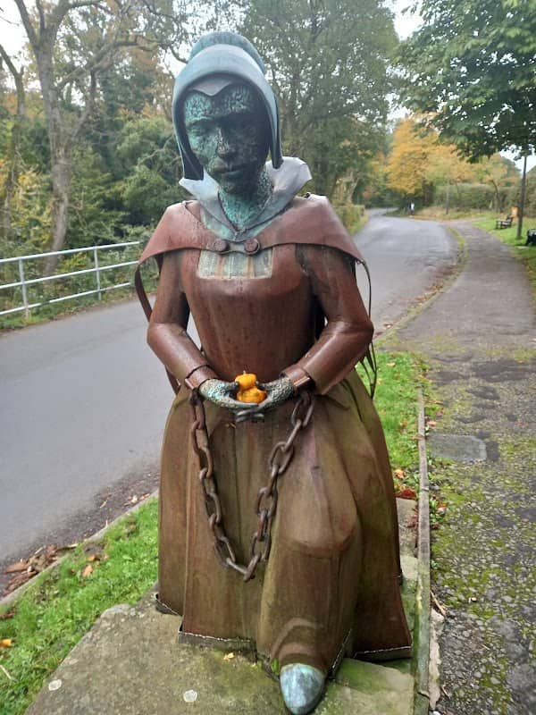 Alice Nutter statue - Image 1