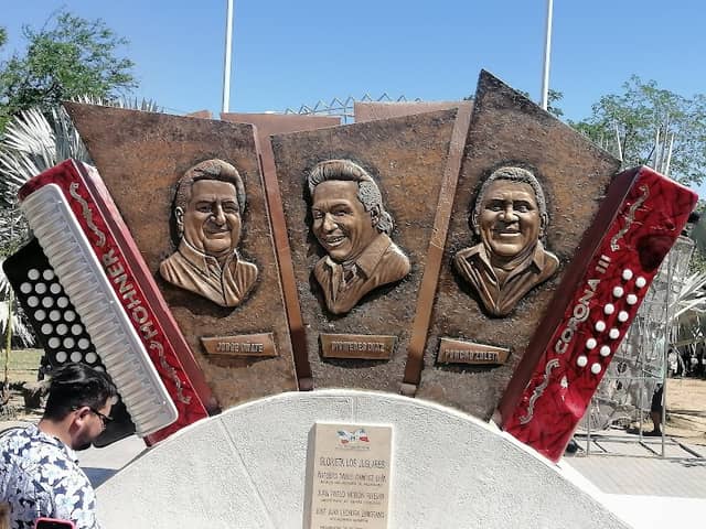 Diomedes Diaz Monument - Image 1