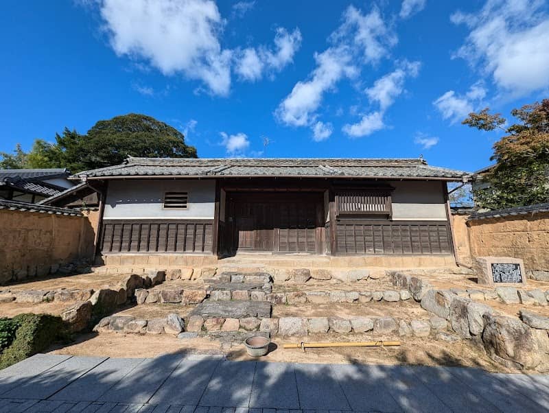 菅家長屋門・練壁 - Image 1