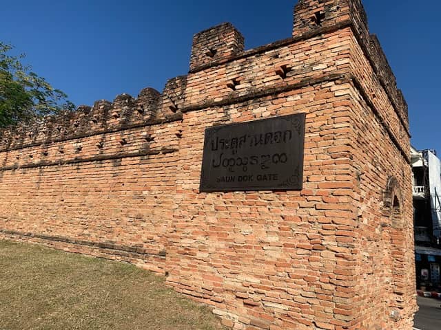 Suan Dok Gate - Image 1