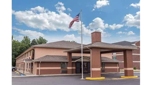 Super 8 by Wyndham Carrollton - Image 1