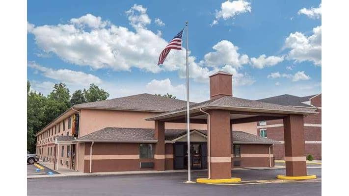 Super 8 by Wyndham Carrollton - Image 1