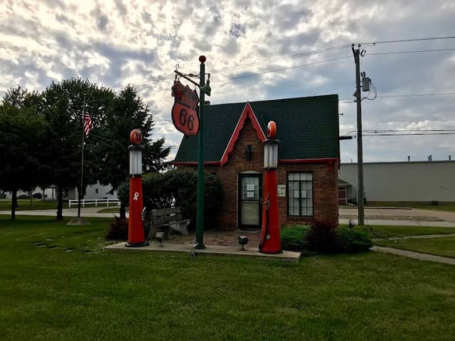 Vintage Gas Station - Image 2