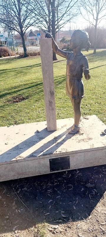Mandulás kislány szobra, Muskátli park - Image 1