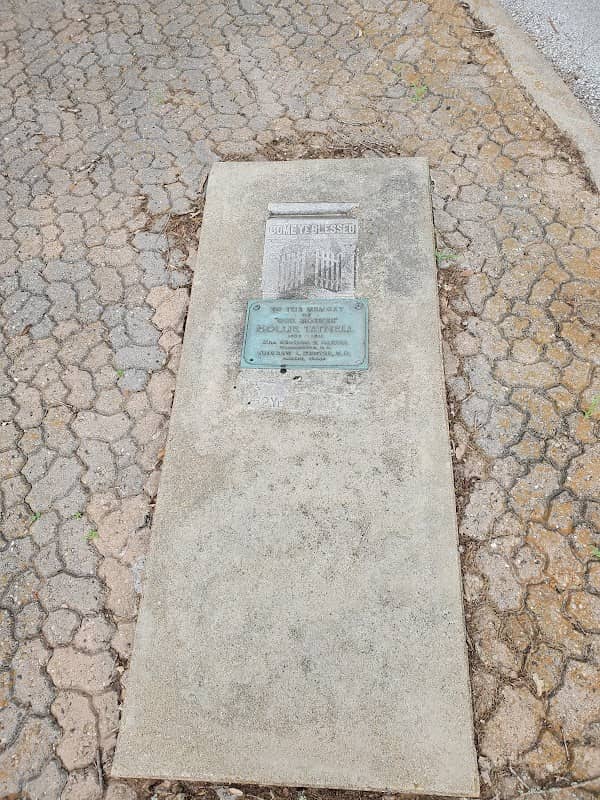 Mrs. Hollie Tatnell's Grave - Image 2