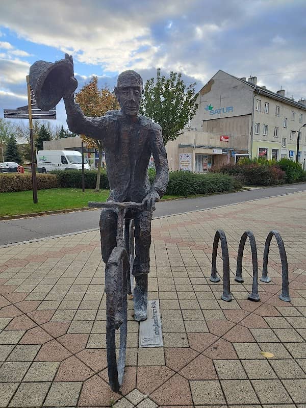 Socha muža na bicykli - Image 1